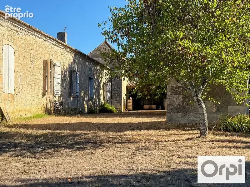 Superbe propriété XIXème de plus de 320 m² habitable à rénover avec ses dépendances et terrain autour - photo 9