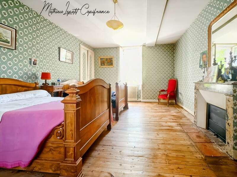 Maison à SAINT-PIERRE-DE-CHIGNAC