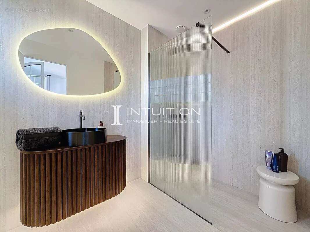 Appartement à SAINT-LAURENT-DU-VAR