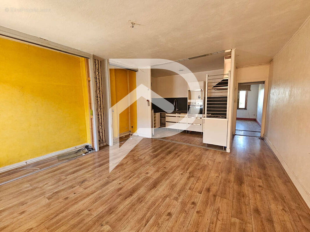 Appartement à NEYRON