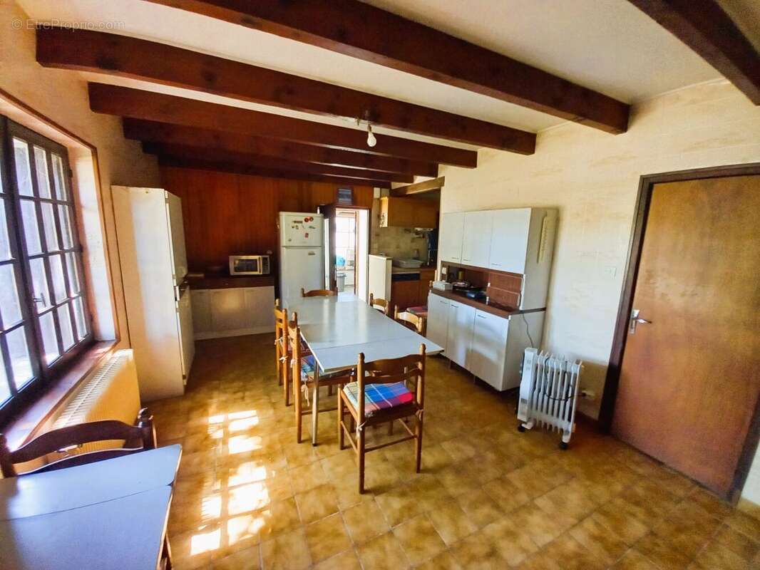 À seulement 10 minutes de Cognac  Grande maison familiale de 215 m² avec terrain constructible de 2 500 m²  DPE C - photo 7