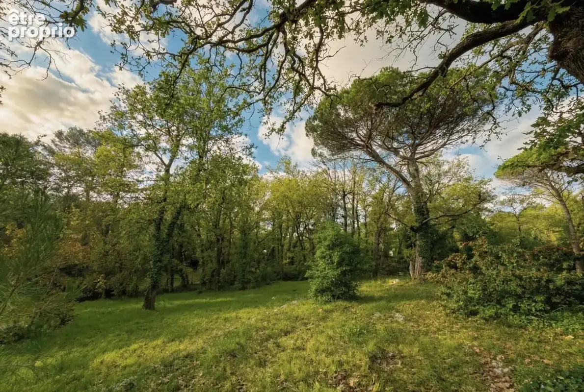 Terrain à OPIO