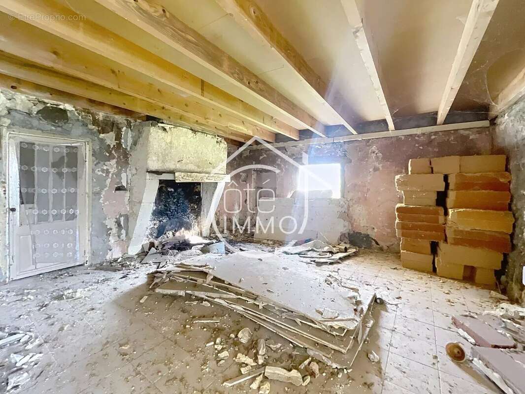 Pujols : Maison de charme à rénover - photo 14