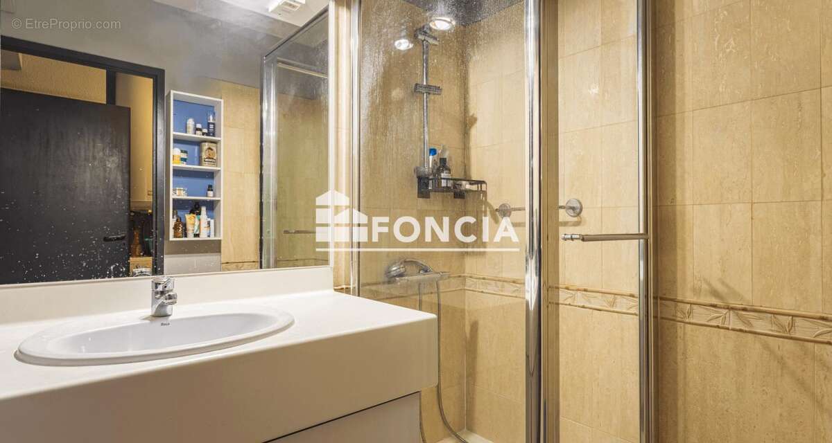 LE LAVANDOU – Spacieux T2 de 47 m² avec piscine, Cave et parking ...tout à pied - photo 10