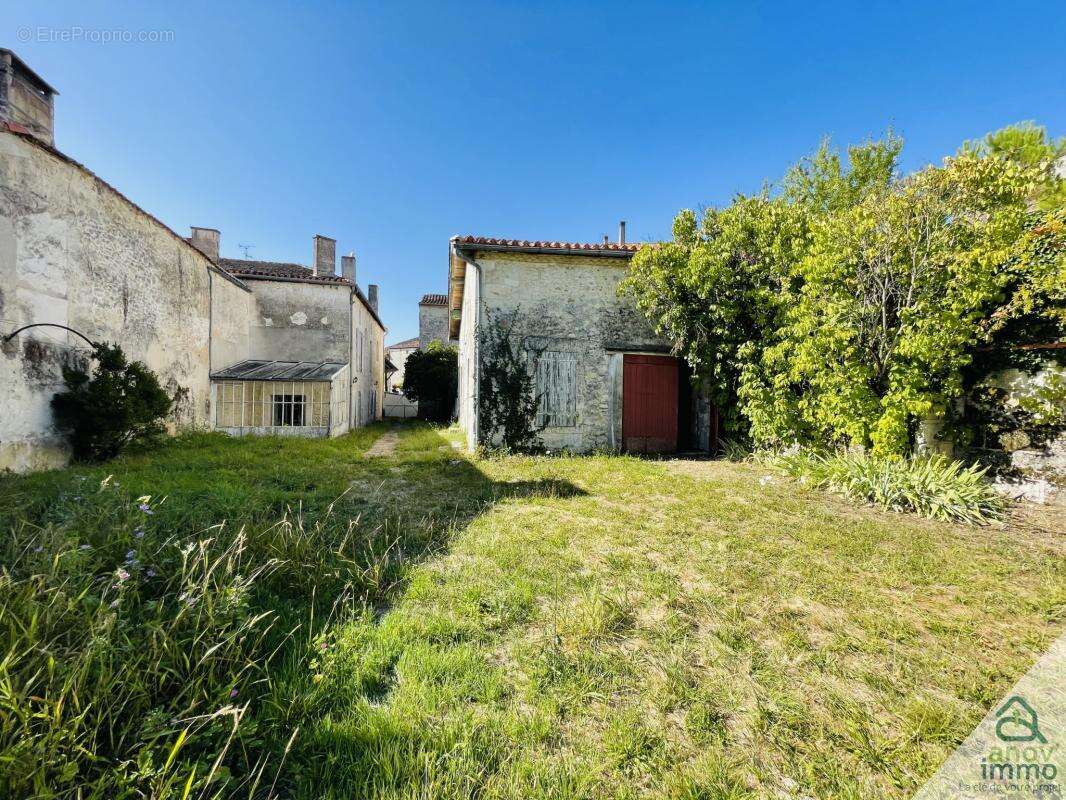 Maison à VILLEBOIS-LAVALETTE