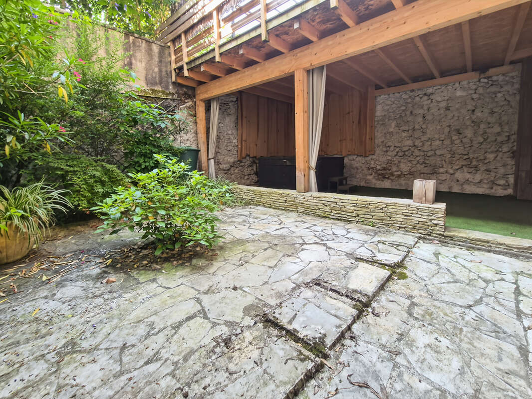 Maison de ville T5 de 172m2 avec 2 garages, cour et terrasse suspendue - photo 4