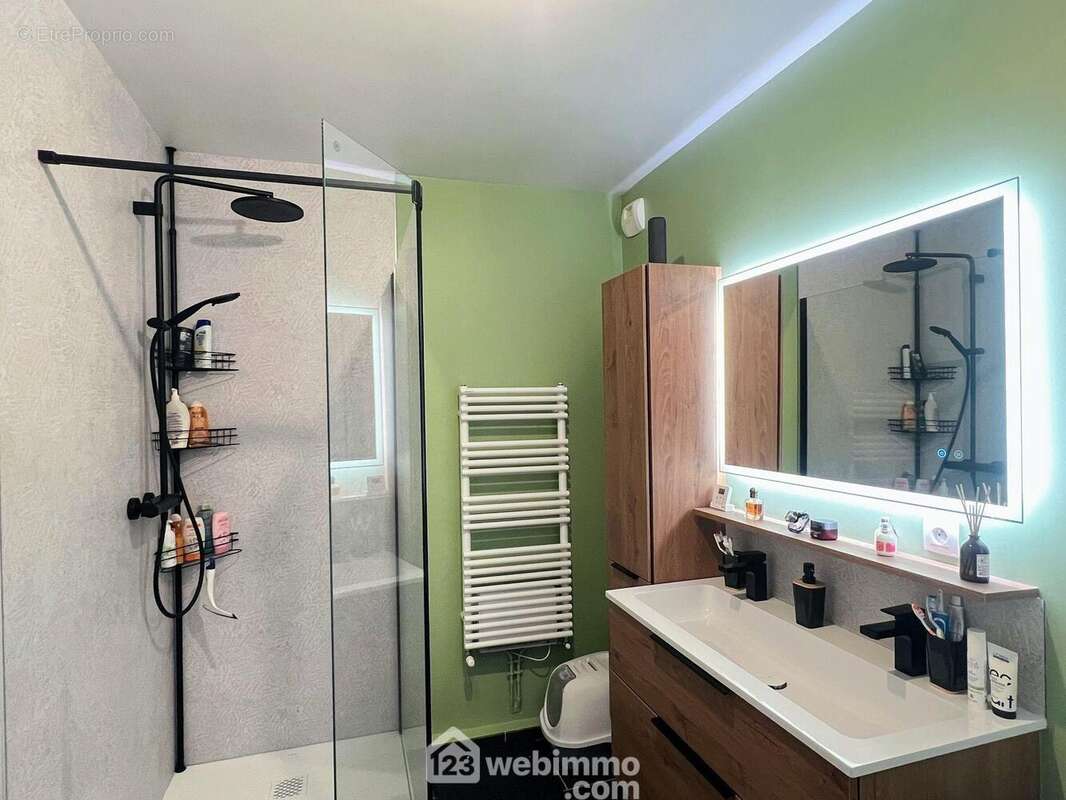 Une salle de douche rénovée en 2026 complète l'espace nuit. - Appartement à AVRILLE