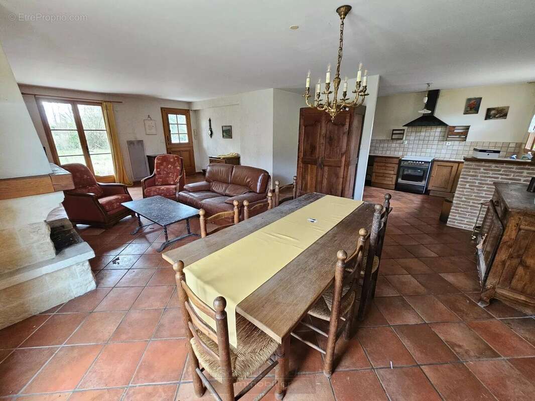 Maison à CHEVILLON-SUR-HUILLARD