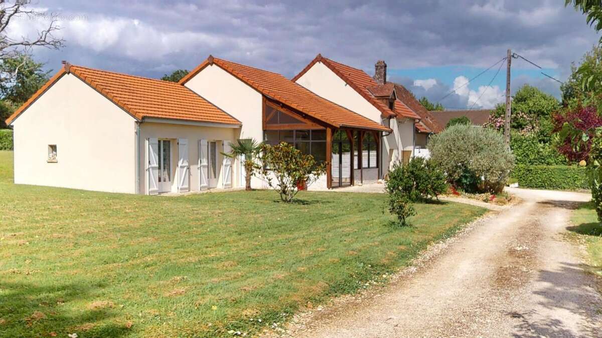 Maison à SENS-BEAUJEU