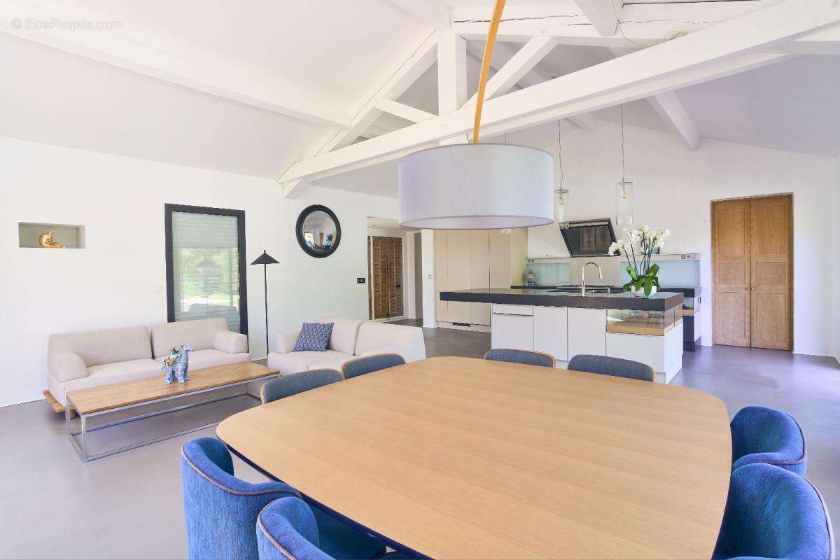 Maison à LE PUY-SAINTE-REPARADE