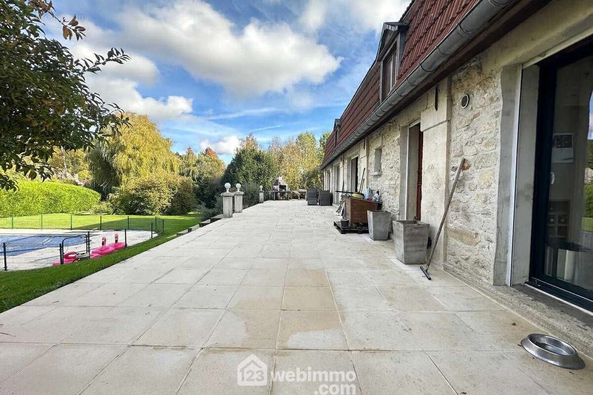Vous apprécierez la terrasse bien exposée - Maison à ORGEVAL
