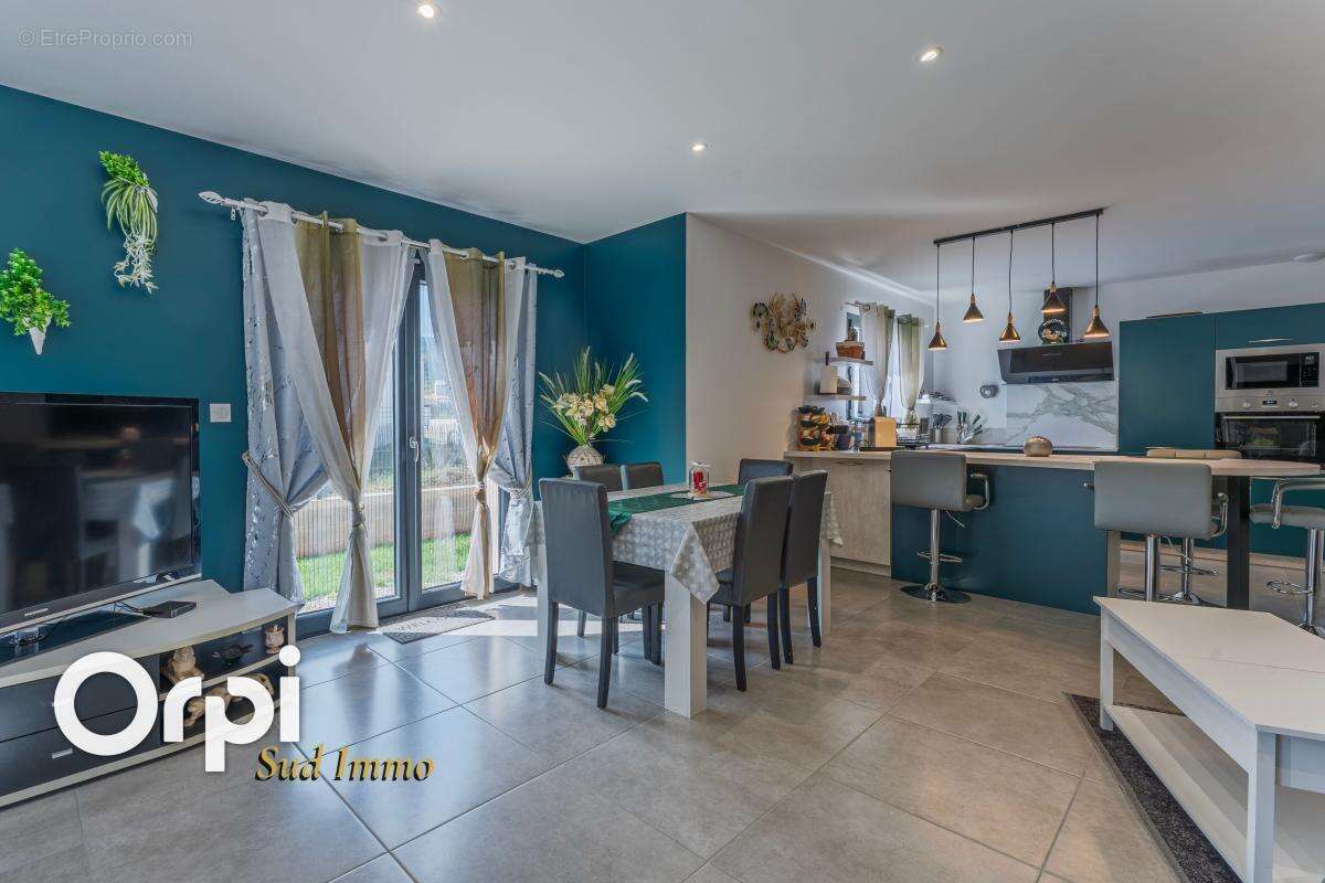 Maison à ALBA-LA-ROMAINE