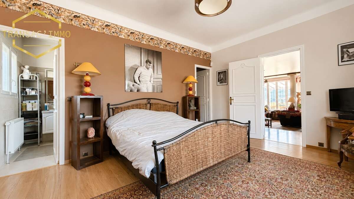 Maison 337 m² à Saint-Laurent-En-Beaumont  - photo 9