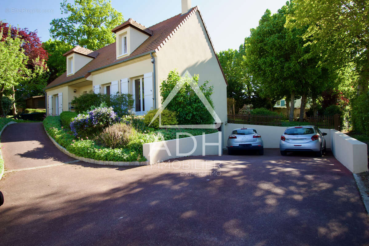 Maison à LA QUEUE-LES-YVELINES