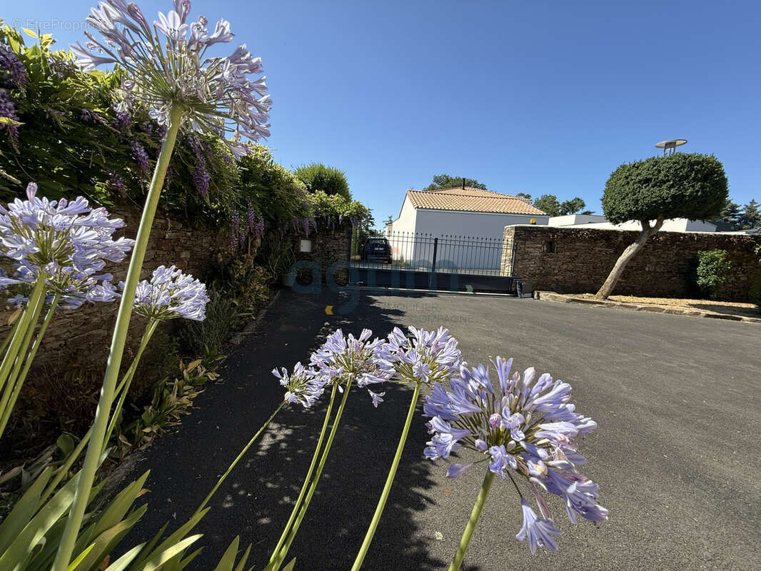 MONTAIGU, Centre, en lotissement: Maison de plain pied, 93m2 habitables, 2 chambres, garage, terrain clos - photo 3
