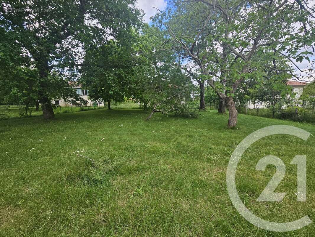 Terrain à SAINT-ETIENNE-DE-TULMONT