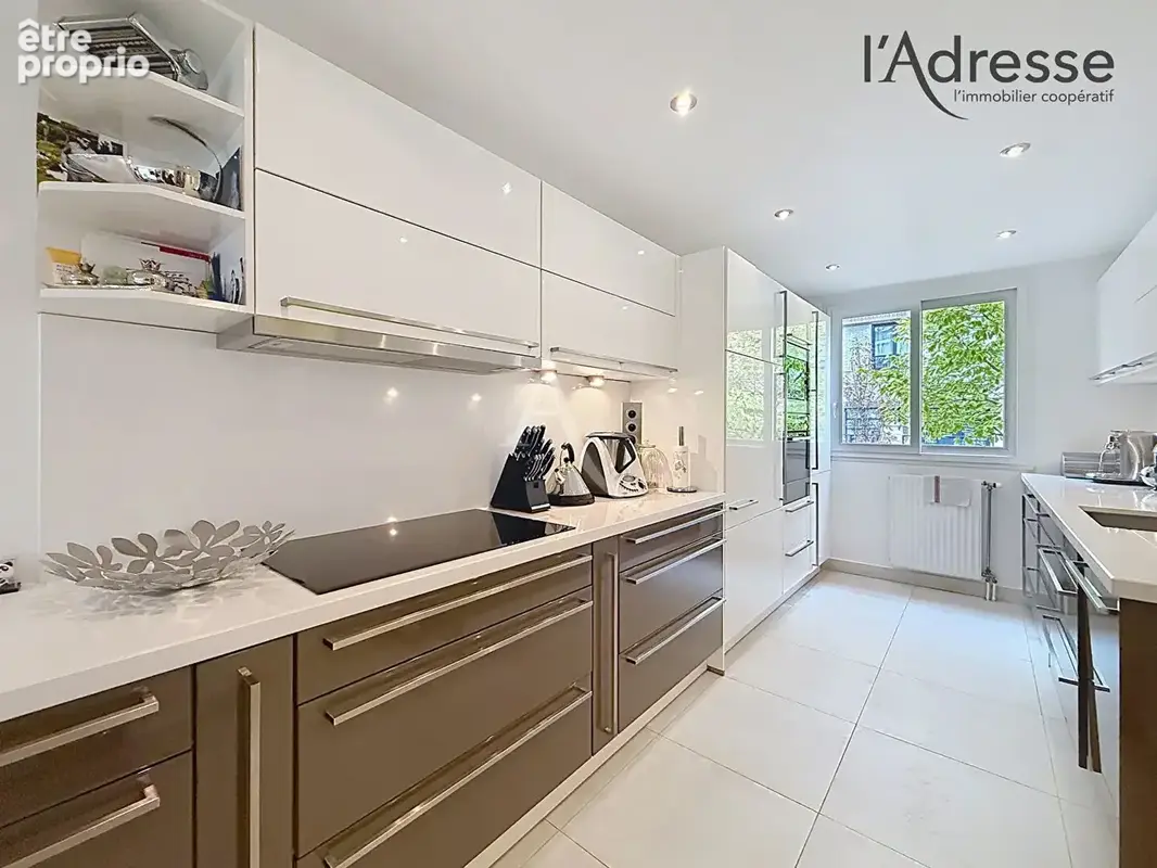 Exclusivité - l'adresse de prestige - maison familiale contemporaine de 161m² (200m² au sol) avec jardin et double garage - photo 3