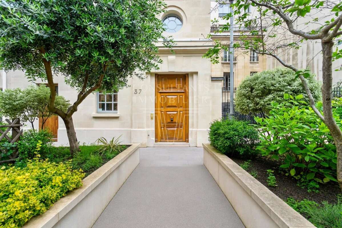 Appartement à PARIS-16E