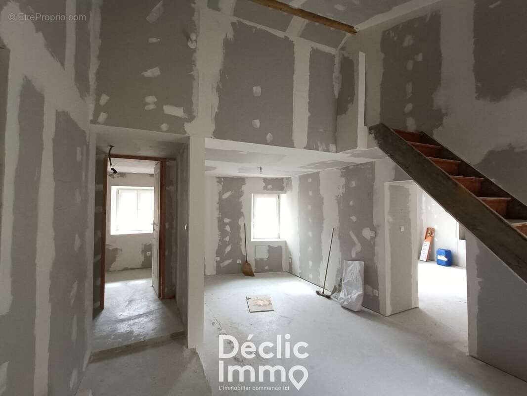 Maison en pierre 83 m² ECHALLAT 16170 - photo 6