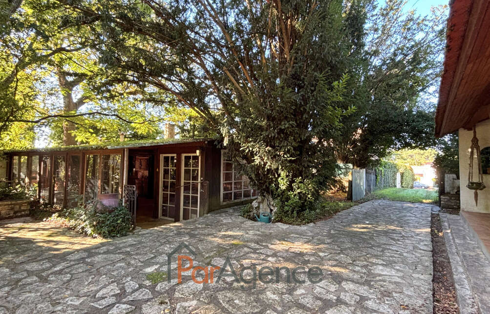 Terrain à SAINT-GEORGES-DE-DIDONNE