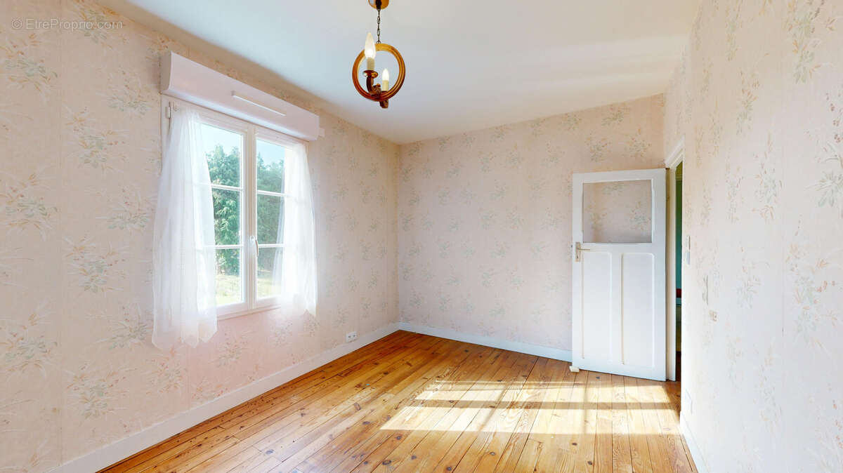 Ensemble immobilier avec habitation, dépendances sur terrain d'environ 9300m2. - photo 12