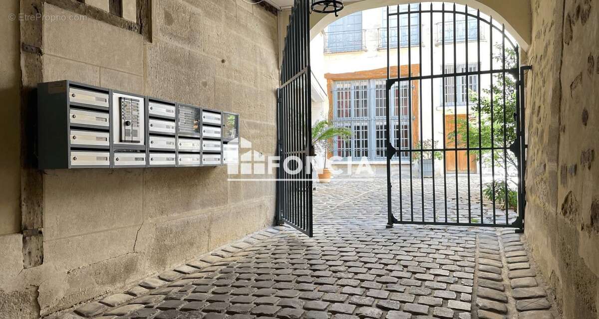 Paris iv – saint-merri / quincampoix – studio traversant en excellent etat avec charme de l’ancien - photo 14