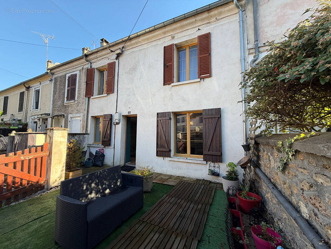 Maison à SAINT-CYR-SUR-MORIN