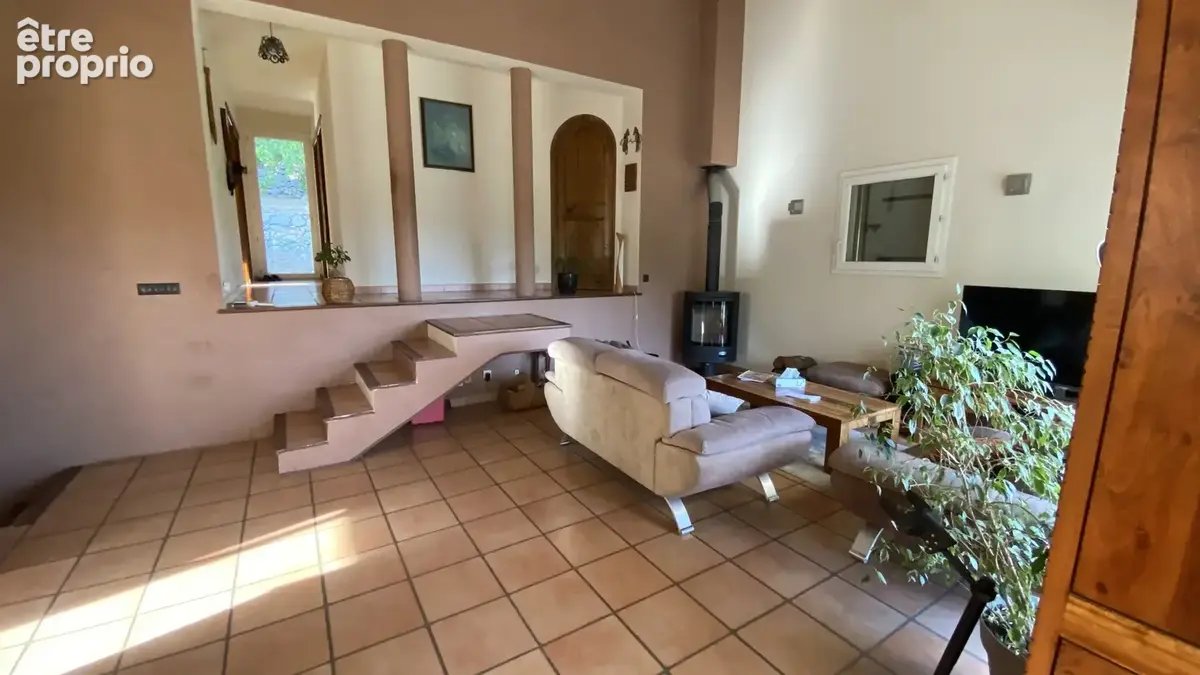Superbe maison de 150 m2, T5/6, sur un terrain arboré de 4 200 m2 avec dépendance en pierre, piscine et garage - photo 8