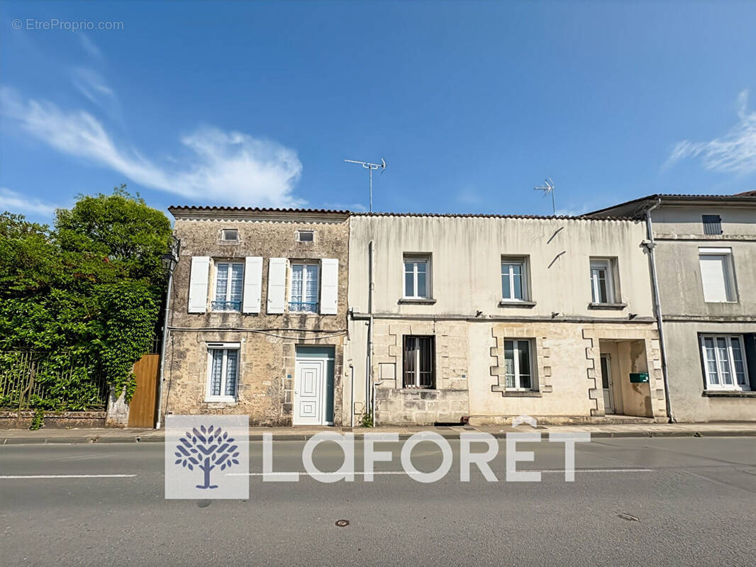 Maison à SAINT-GENIS-DE-SAINTONGE