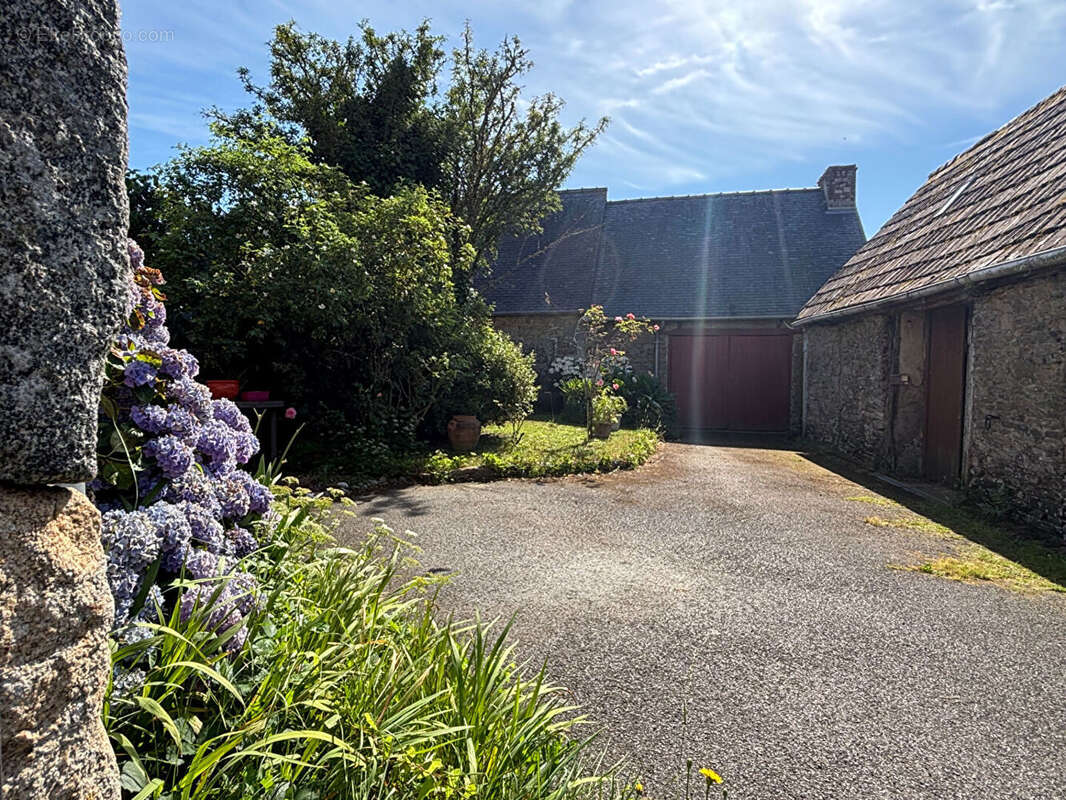 Maison à PLOUZELAMBRE