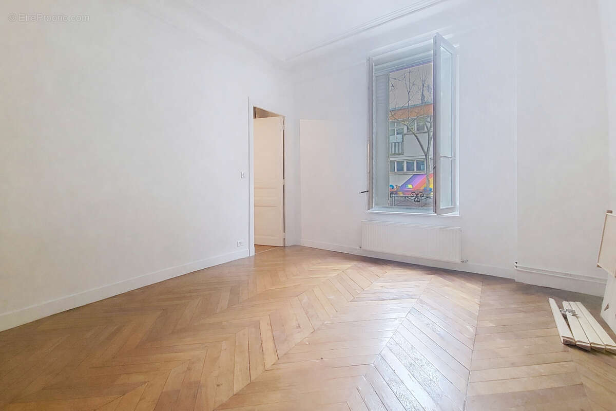 Appartement à PARIS-14E