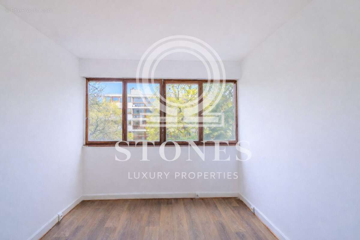 Chambre 1 - 10.78 m² - Appartement à LA CELLE-SAINT-CLOUD