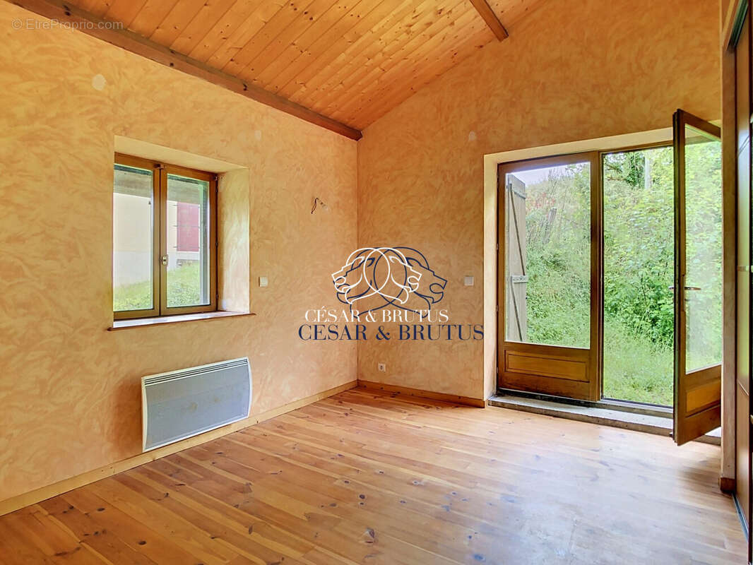 Maison 116 m² à Saint-Pierre-Le-Vieux  - photo 9