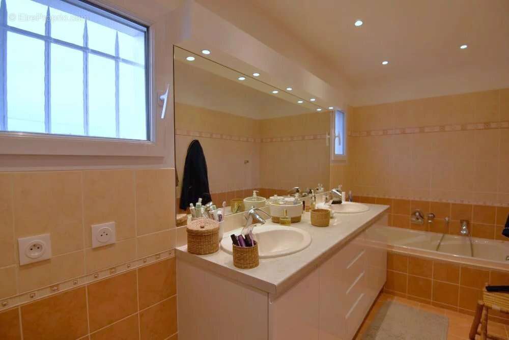 Maison à BAGNOLS-EN-FORET