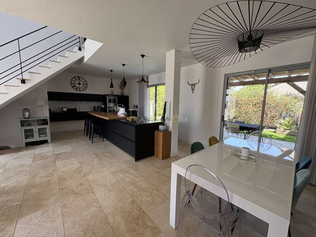 Maison à SAINT-CYR-SUR-LOIRE