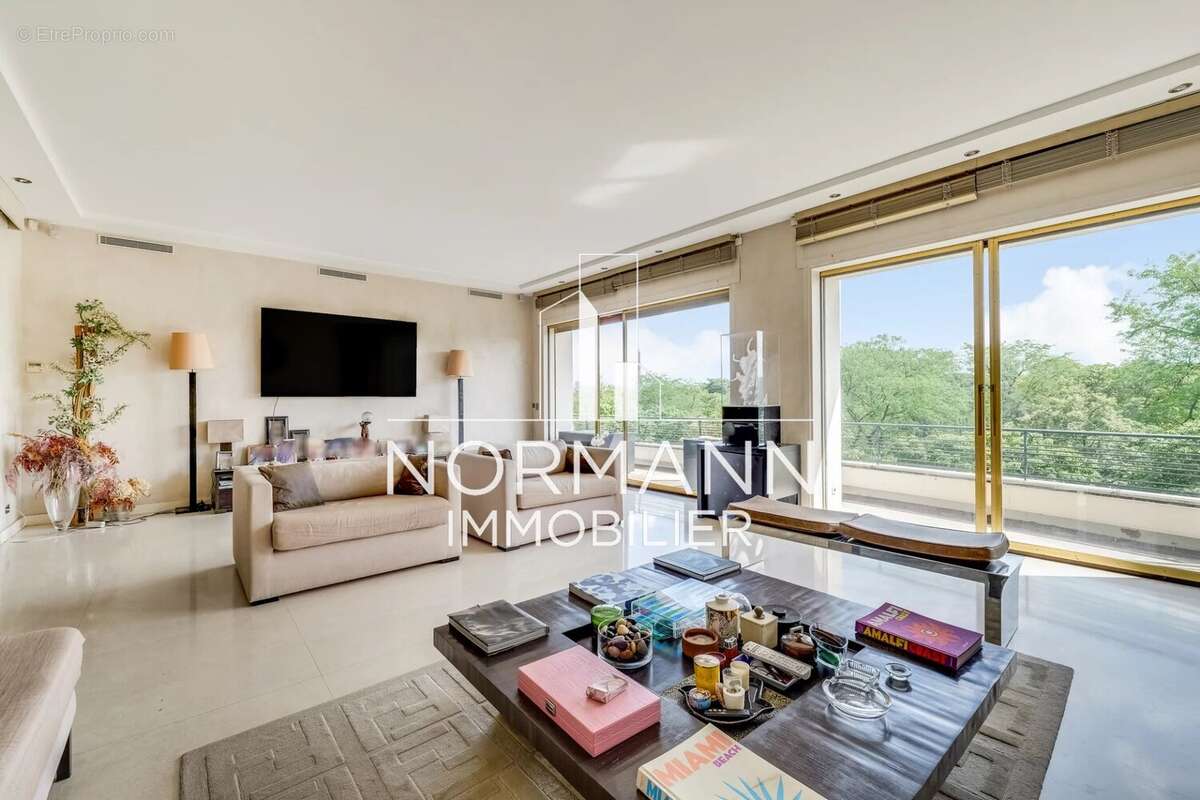 Appartement à NEUILLY-SUR-SEINE