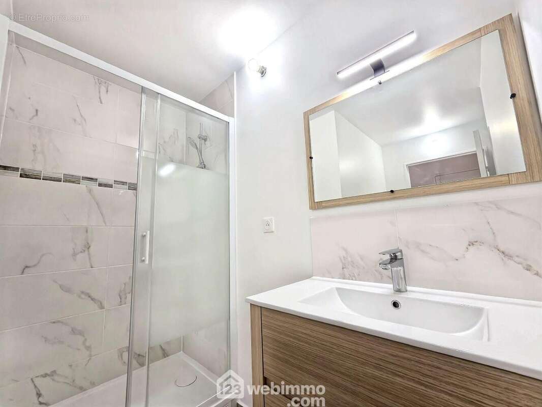 Une grande salle de douche moderne avec beaucoup de place. - Appartement à PARIS-15E