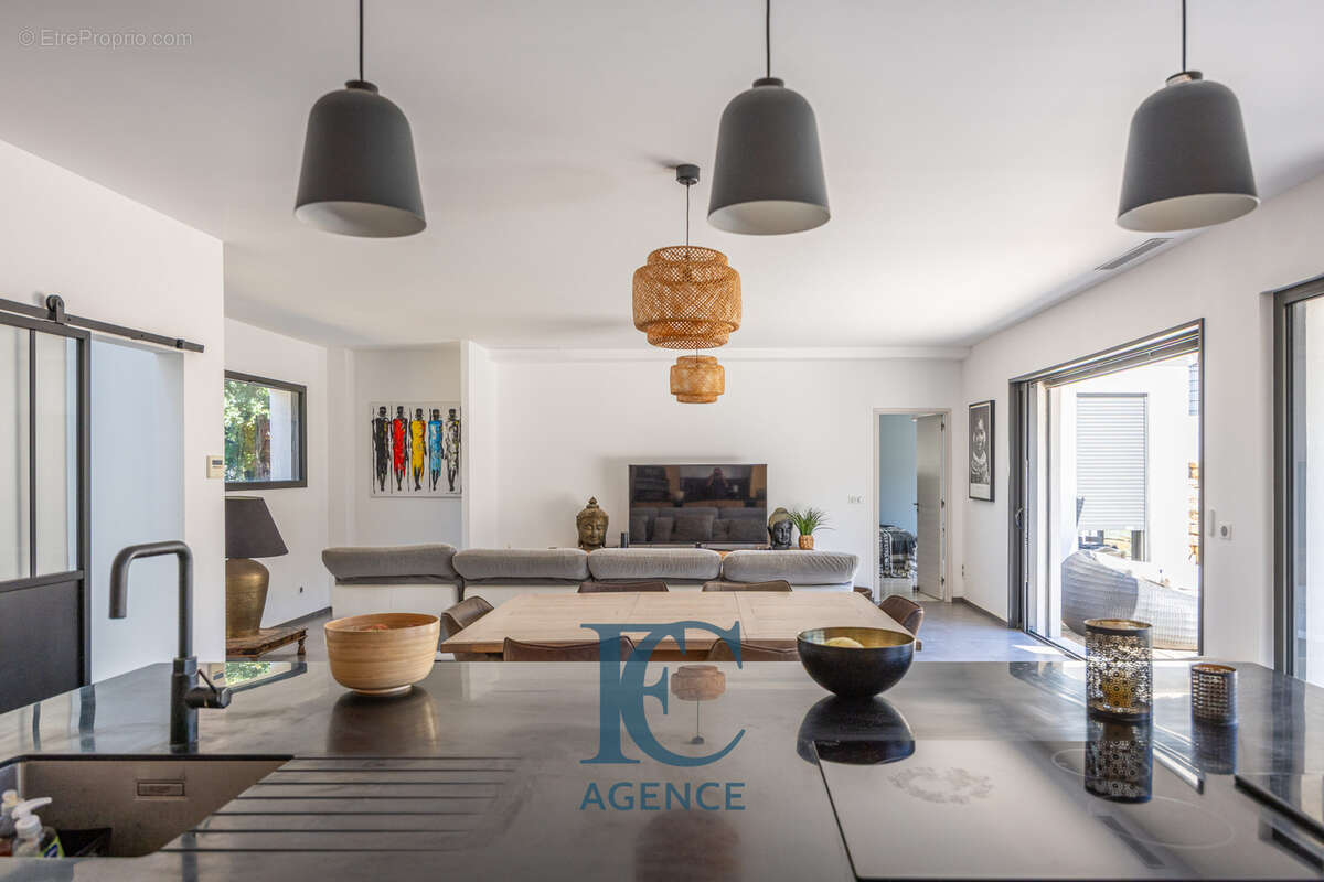 Maison contemporaine 6 pièces 190 m2 avec piscine et garage à proximité immédiate des criques - photo 4