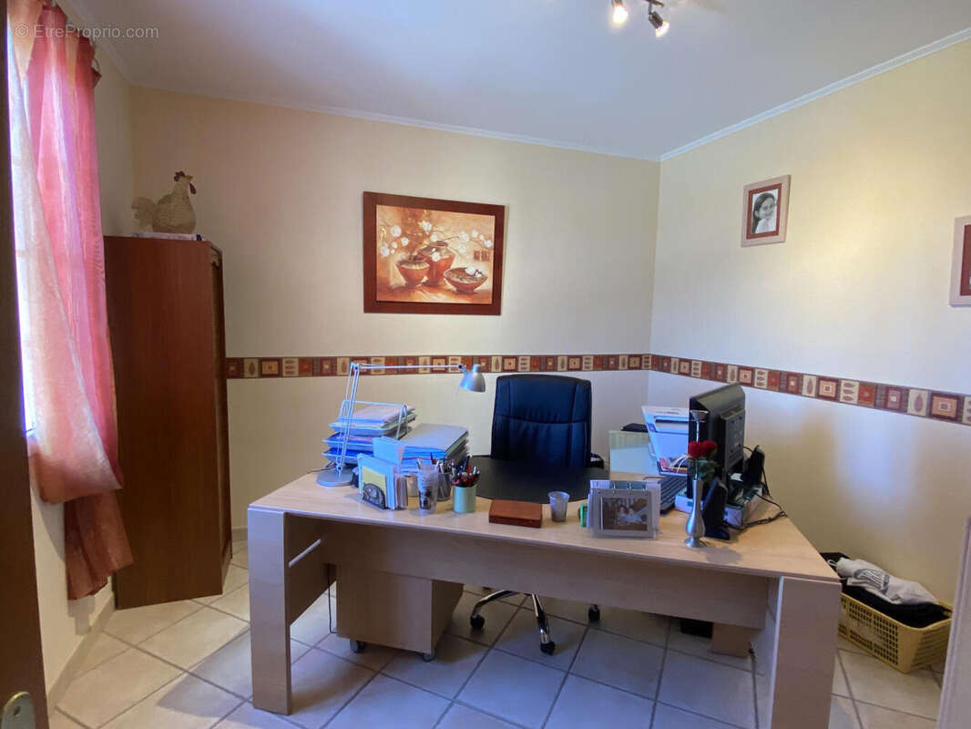 bureau - Maison à BARBEZIEUX-SAINT-HILAIRE