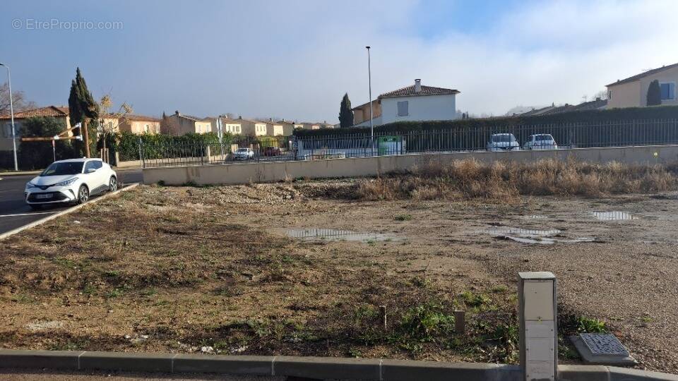 Terrain à PEYROLLES-EN-PROVENCE