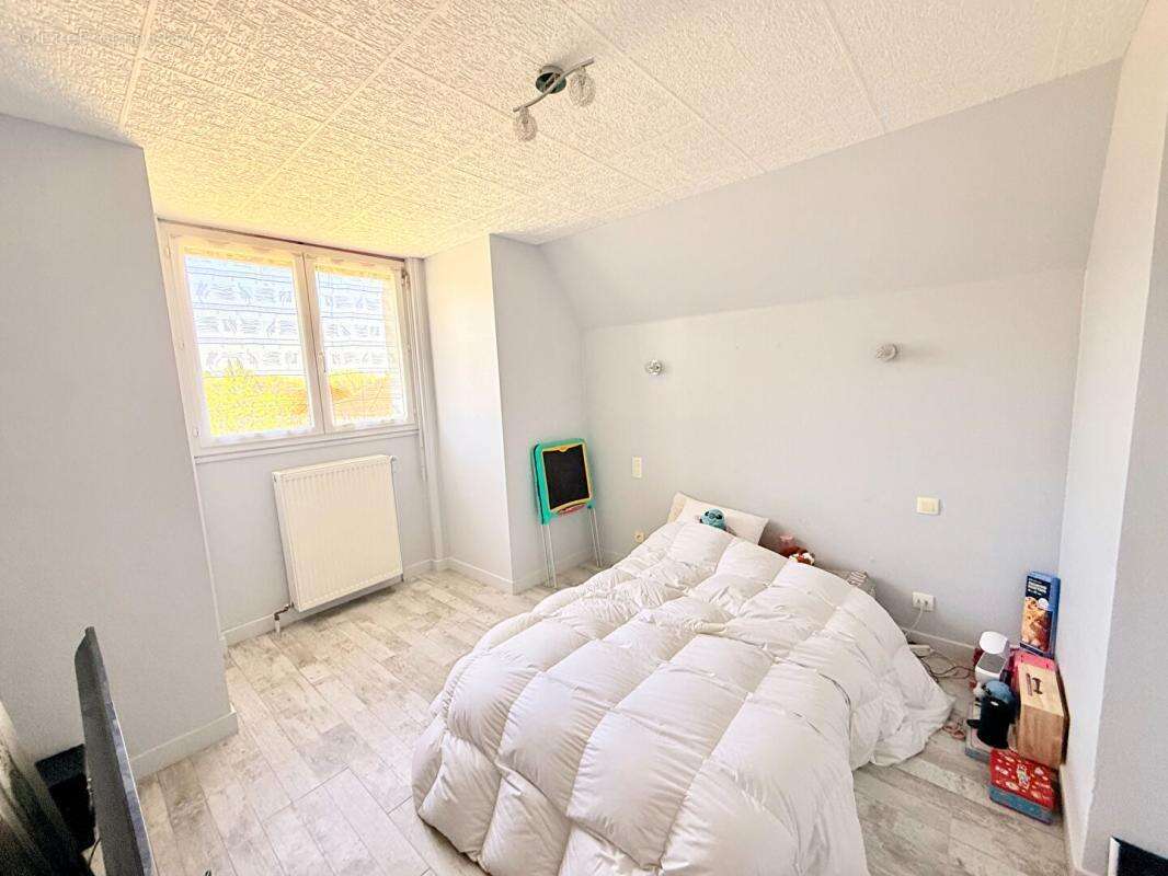 À 10 minutes de la gare LAROCHE-MIGENNES, Maison familiale de 220 m², 6 chambres, sur sous-sol total - photo 9
