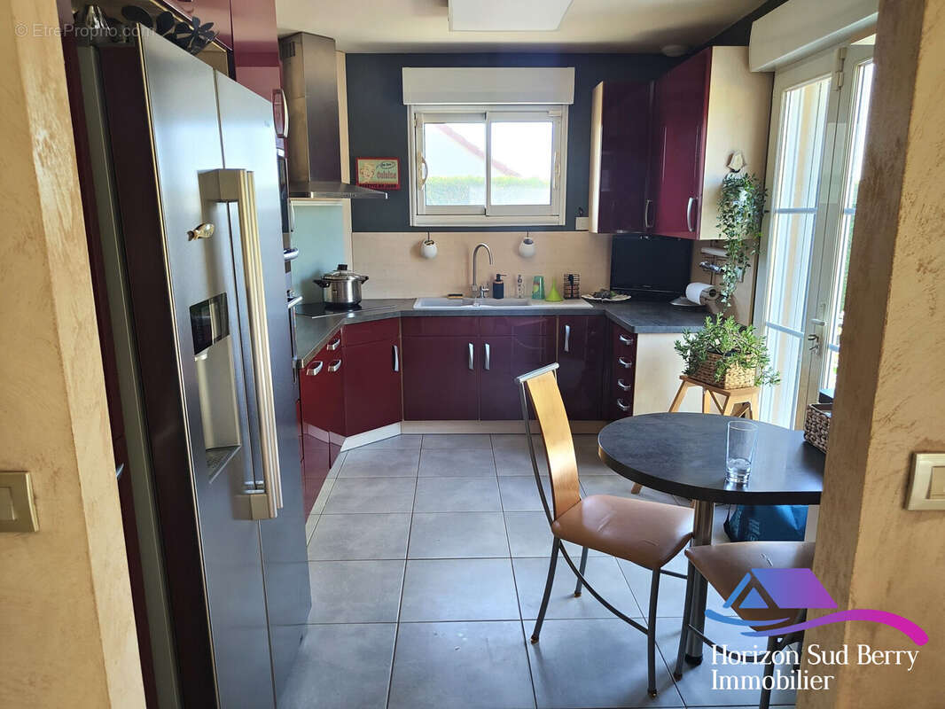 Cuisine aménagée et équipée - Maison à MONTGIVRAY