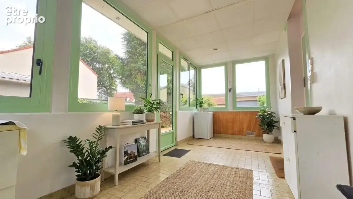Ensemble Immobilier à Fort Potentiel – Dépendance, 3 Garages & Grand Parking - photo 6