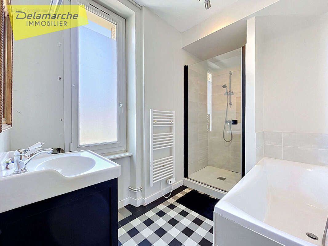 Immeuble historique - 2 appartements et 1 local commercial - Saint-Jean-le-Thomas (50530) - photo 7