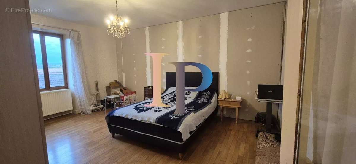 Maison à POUILLY-SOUS-CHARLIEU