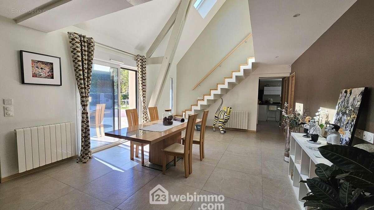 Avec un espace salle à manger.