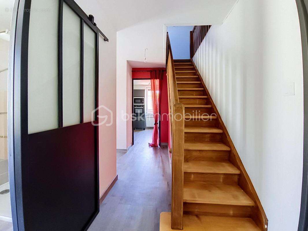 Maison entièrement rénovée de 130 m² avec garage et potentiel d'aménagement - photo 10