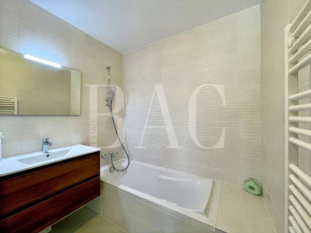Vue mer panoramique pour ce superbe appartement lumineux 4 pièces à Antibes - photo 15