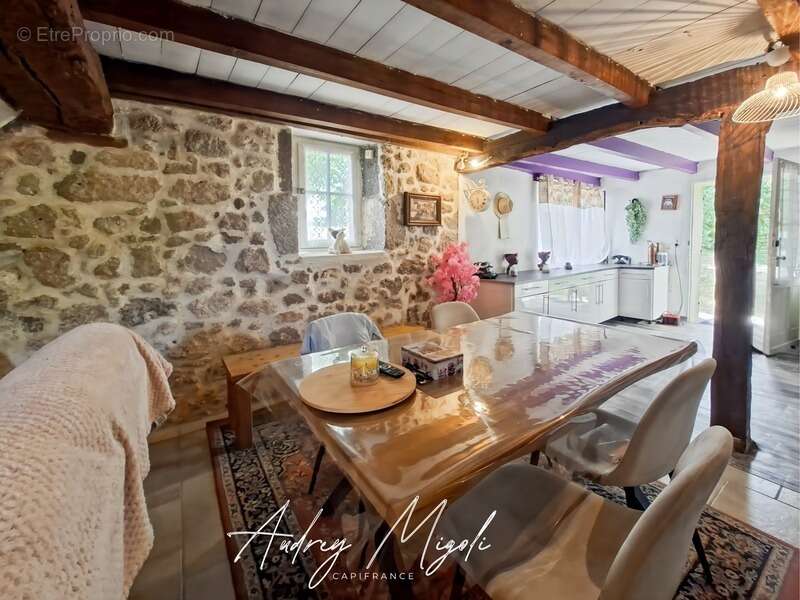 Maison en pierre au cœur de la nature, 109m², 3 chambres, garage et grande dépendance, au bord d'une rivière, terrain 1 hectare - photo 5