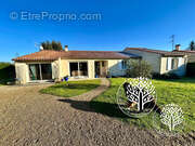 Entrée et salon  - Maison à SAINTES